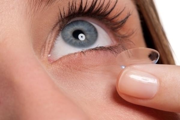 How to remove your contact lenses | CooperVision Contact Lenses |  CooperVision UK